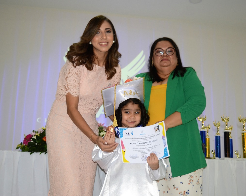 Emocionante graduación de preescolar de Ágape Christian Academy