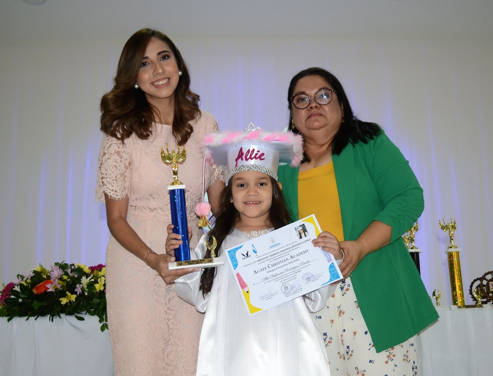 Emocionante graduación de preescolar de Ágape Christian Academy