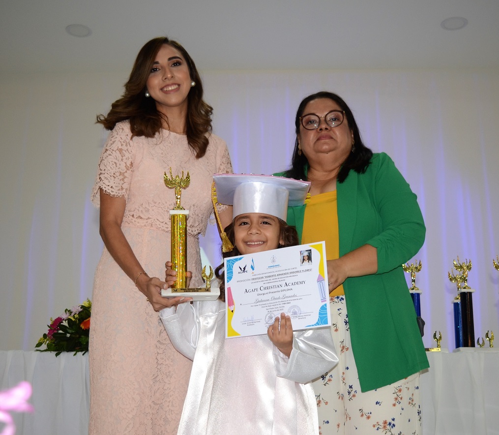 Emocionante graduación de preescolar de Ágape Christian Academy