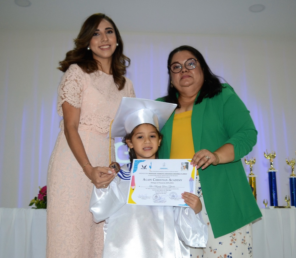 Emocionante graduación de preescolar de Ágape Christian Academy