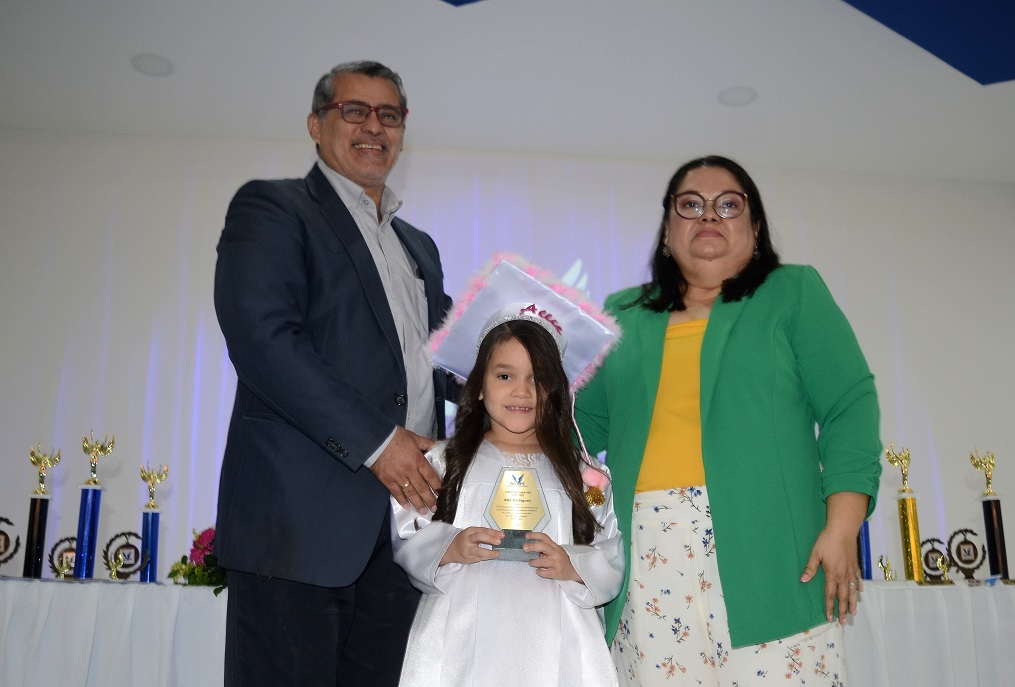 Emocionante graduación de preescolar de Ágape Christian Academy