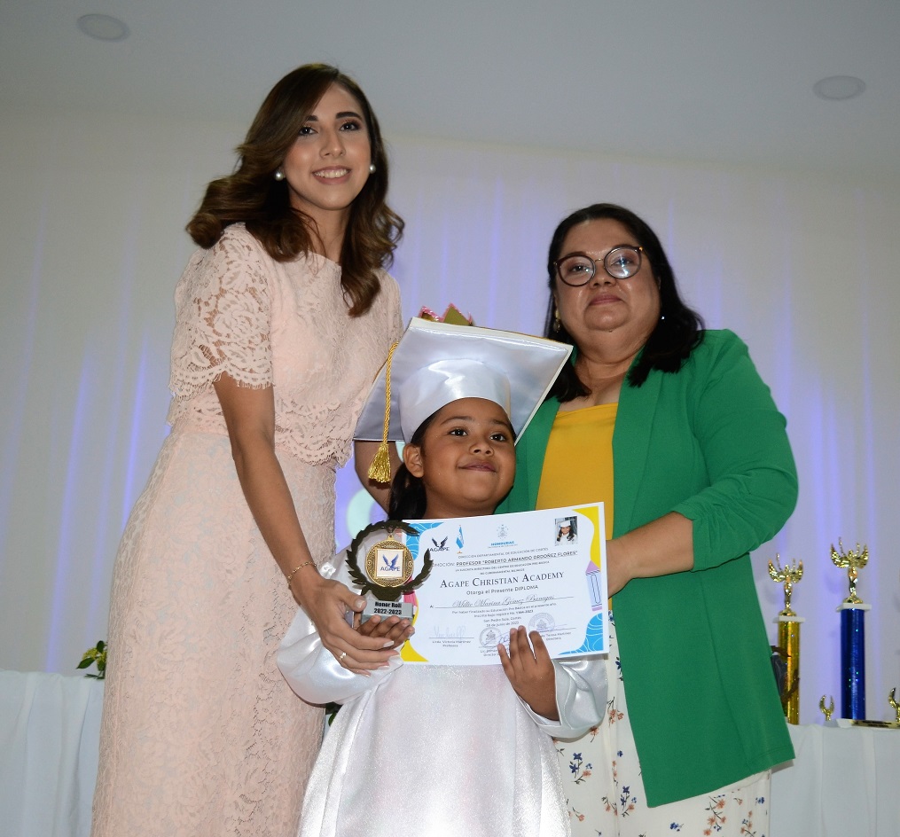 Emocionante graduación de preescolar de Ágape Christian Academy