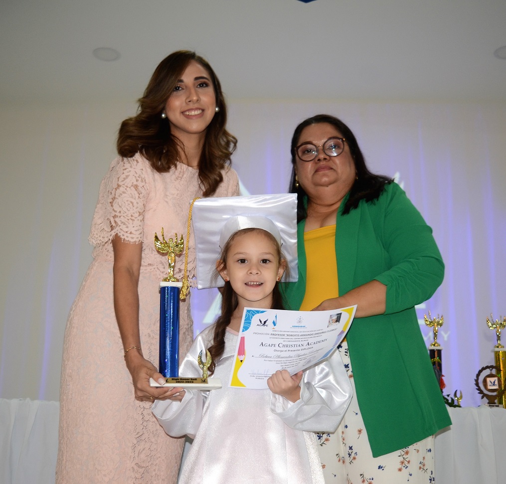 Emocionante graduación de preescolar de Ágape Christian Academy