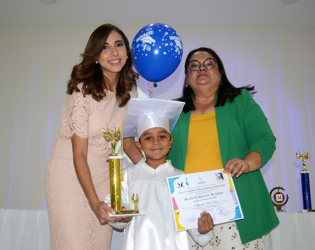 Emocionante graduación de preescolar de Ágape Christian Academy