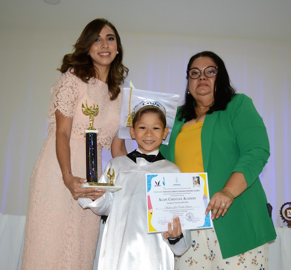 Emocionante graduación de preescolar de Ágape Christian Academy