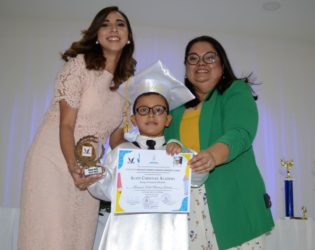 Emocionante graduación de preescolar de Ágape Christian Academy