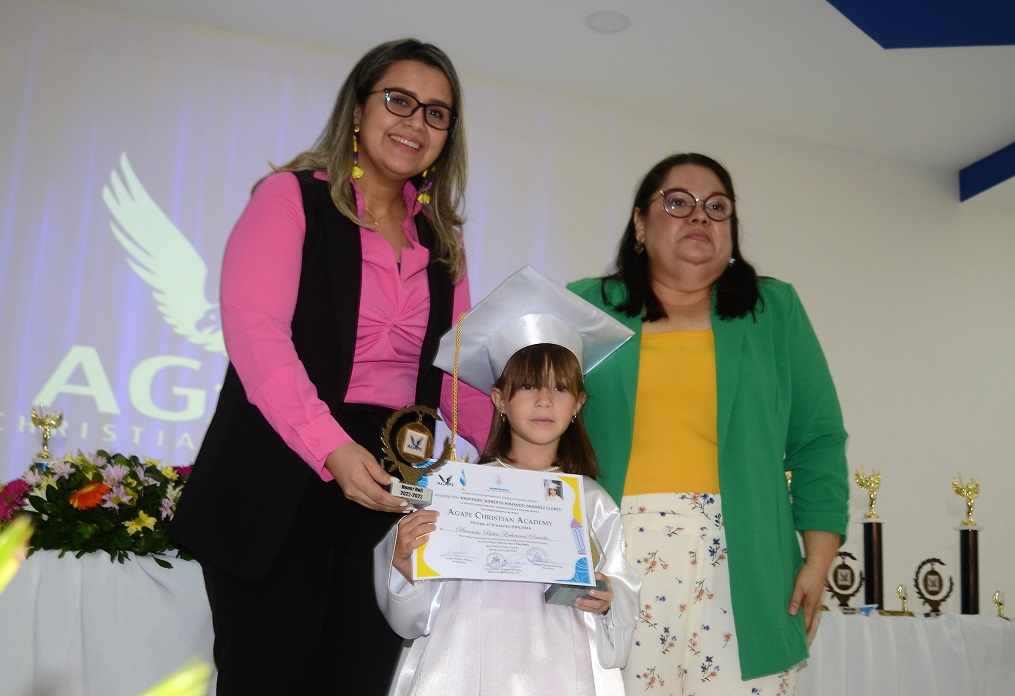 Emocionante graduación de preescolar de Ágape Christian Academy