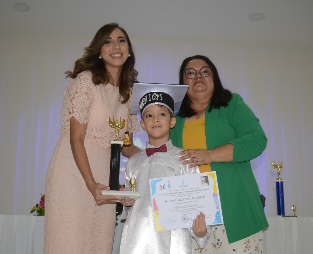 Emocionante graduación de preescolar de Ágape Christian Academy