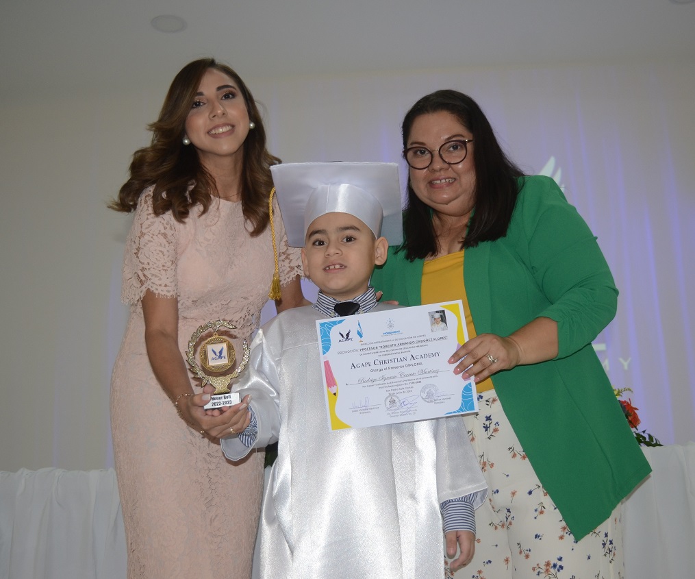 Emocionante graduación de preescolar de Ágape Christian Academy