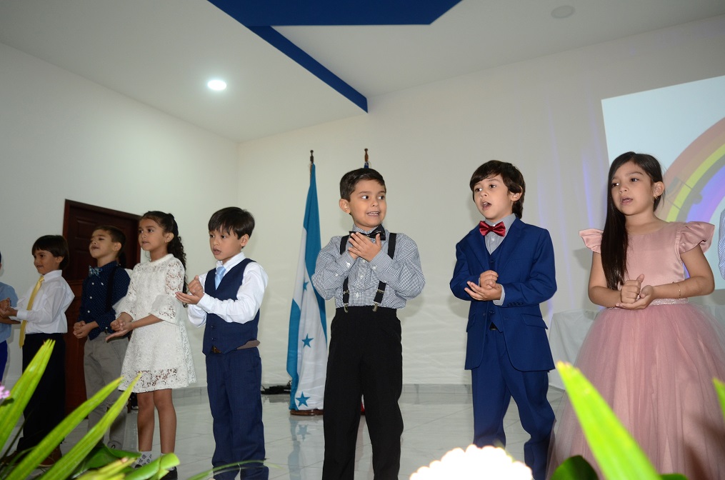 Emocionante graduación de preescolar de Ágape Christian Academy