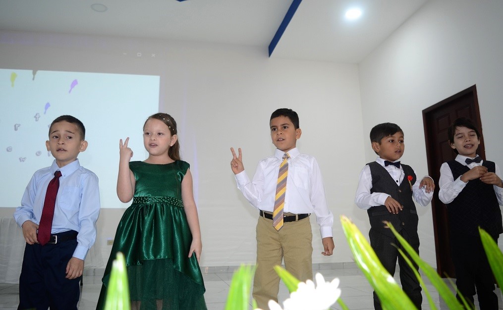 Emocionante graduación de preescolar de Ágape Christian Academy