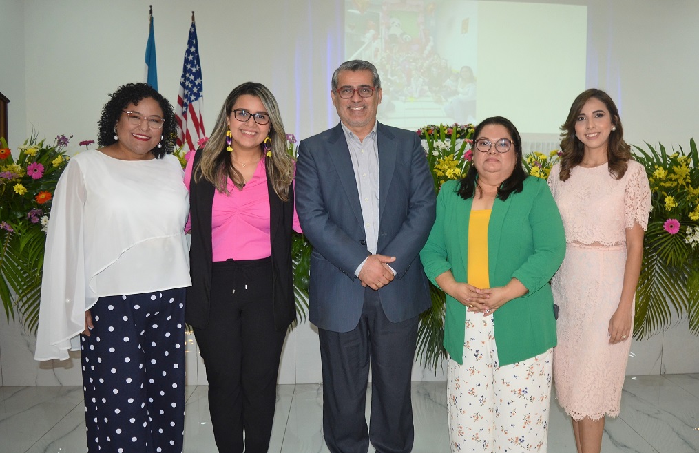 Emocionante graduación de preescolar de Ágape Christian Academy