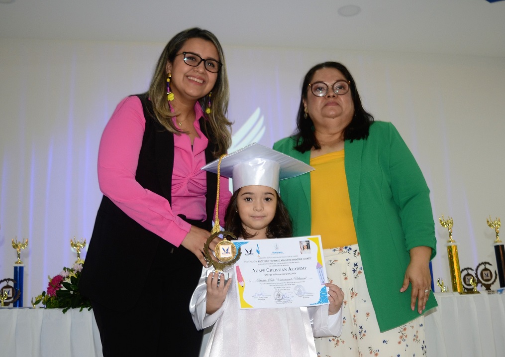 Emocionante graduación de preescolar de Ágape Christian Academy