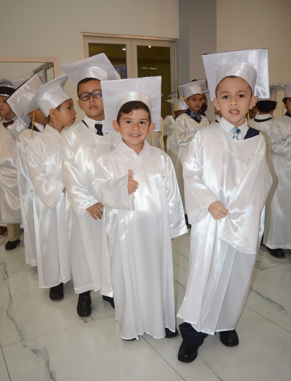 Emocionante graduación de preescolar de Ágape Christian Academy