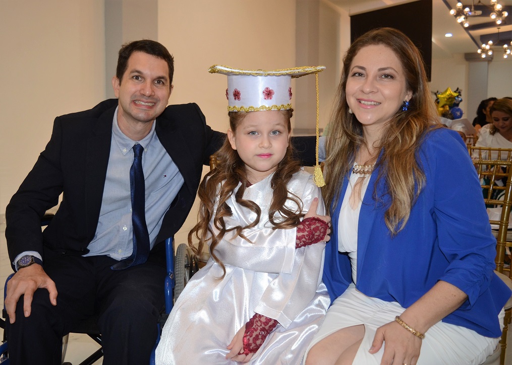 Emocionante graduación de preescolar de Ágape Christian Academy