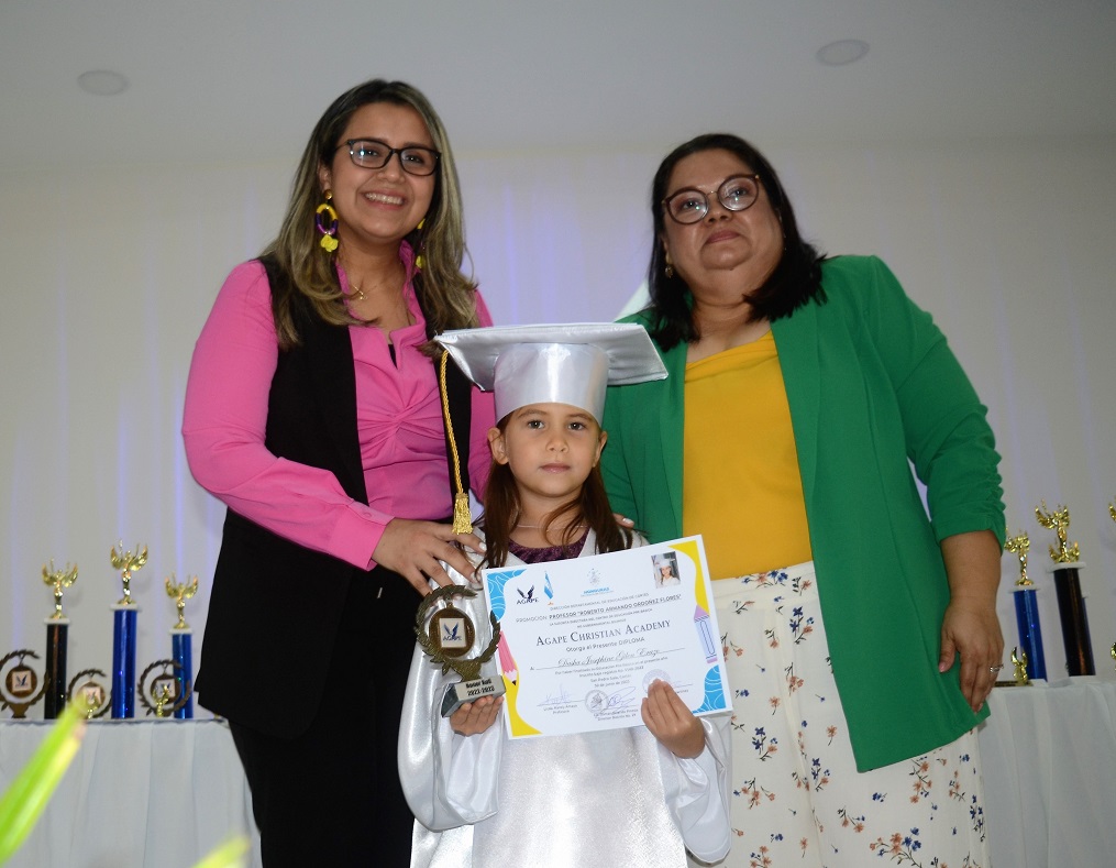 Emocionante graduación de preescolar de Ágape Christian Academy