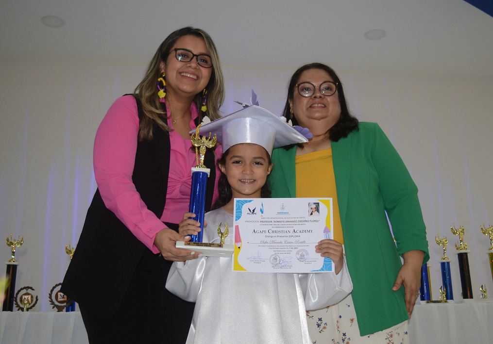 Emocionante graduación de preescolar de Ágape Christian Academy