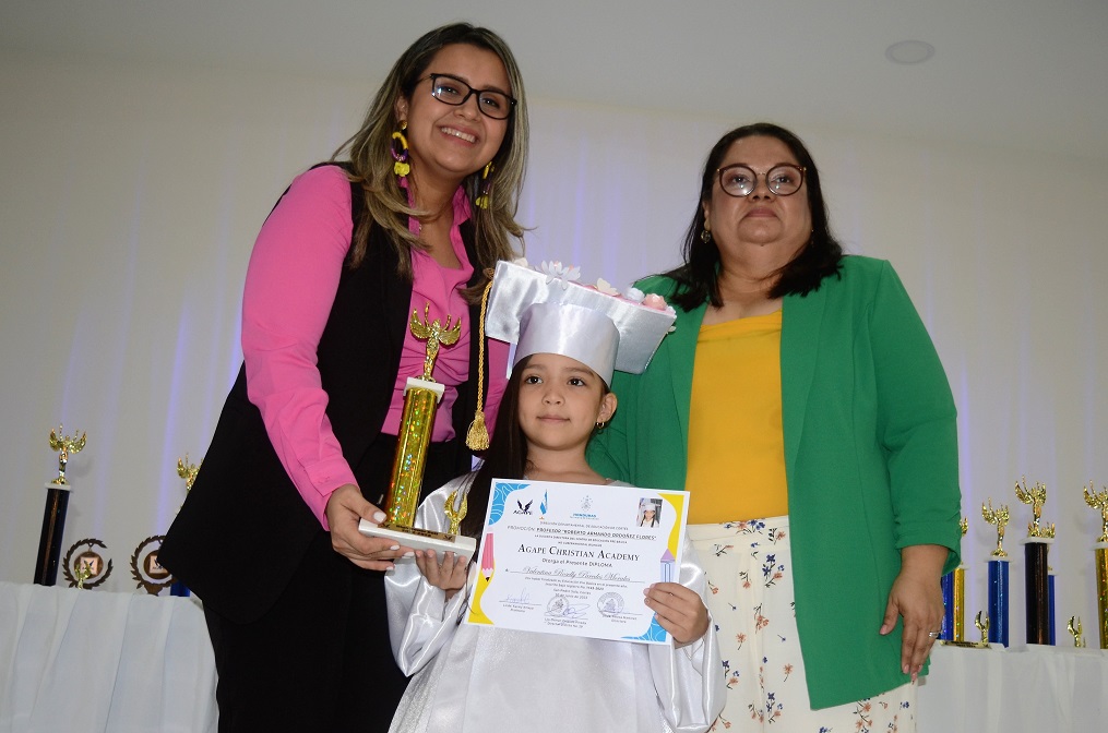 Emocionante graduación de preescolar de Ágape Christian Academy