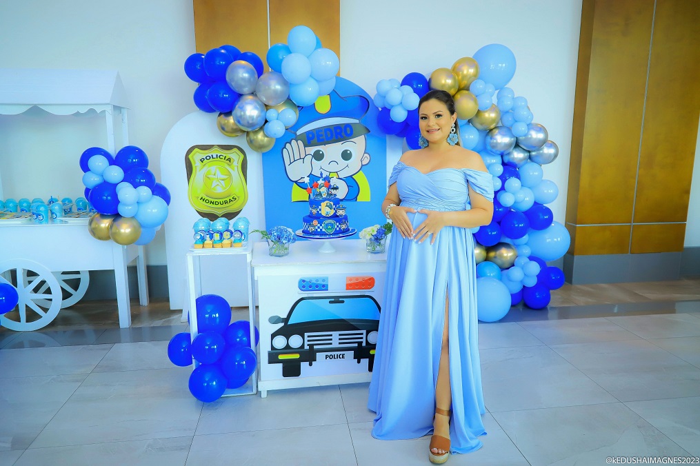 Dariana Alvarado de Nazar disfruta de su baby shower al estilo policía