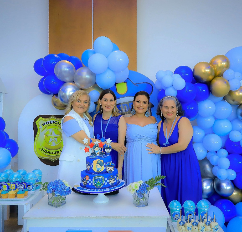 Dariana Alvarado de Nazar disfruta de su baby shower al estilo policía 