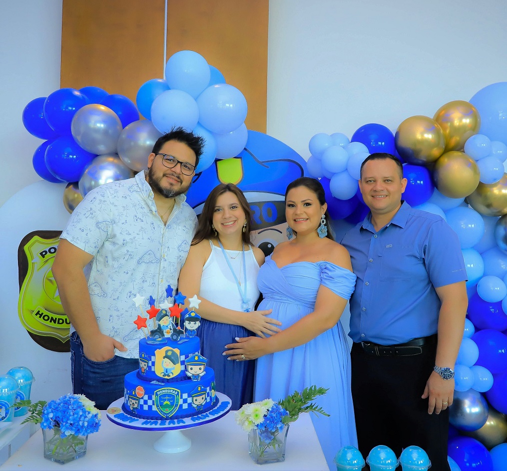 Dariana Alvarado de Nazar disfruta de su baby shower al estilo policía 