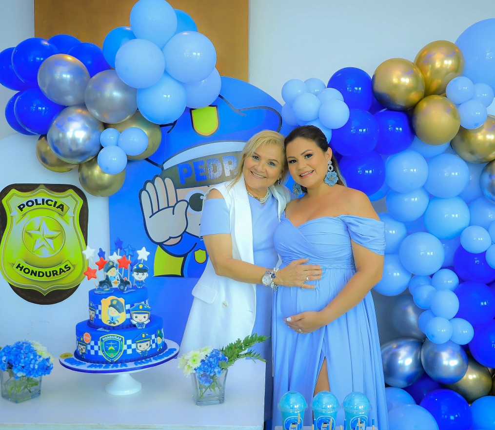Dariana Alvarado de Nazar disfruta de su baby shower al estilo policía 