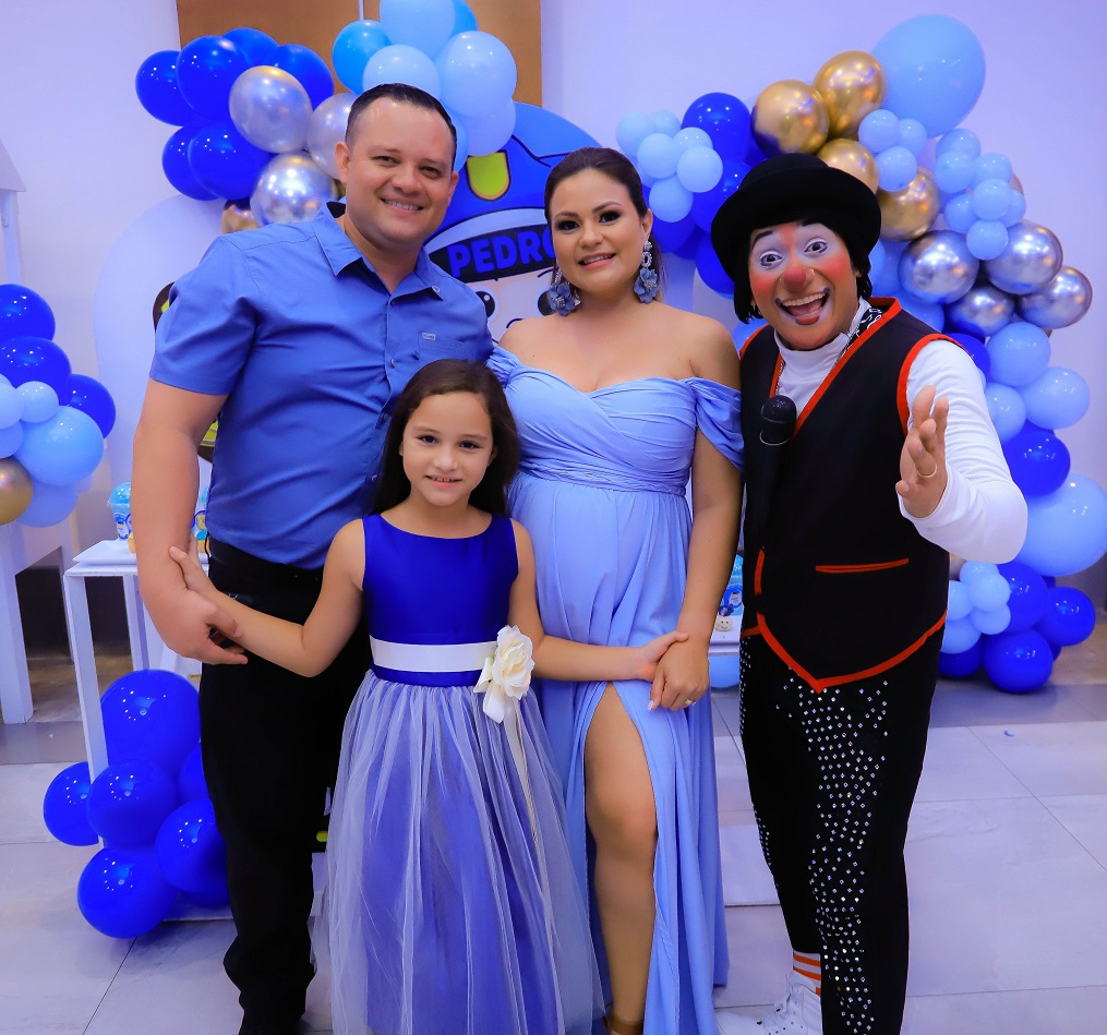 Dariana Alvarado de Nazar disfruta de su baby shower al estilo policía 