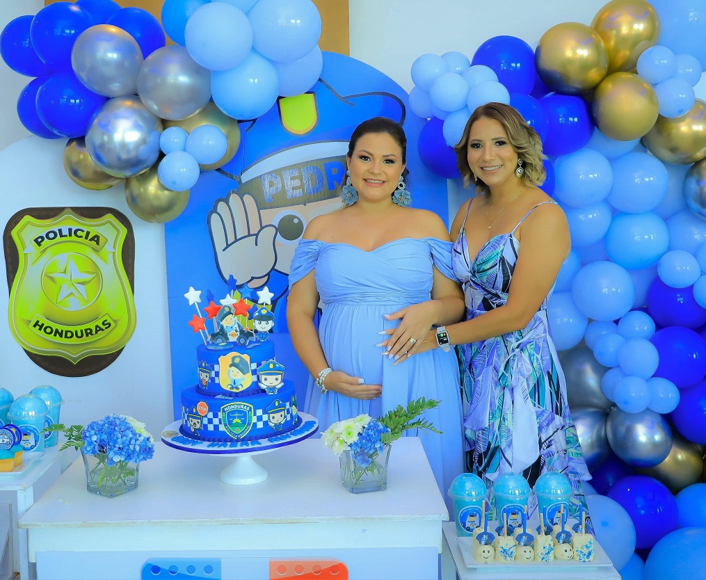 Dariana Alvarado de Nazar disfruta de su baby shower al estilo policía 