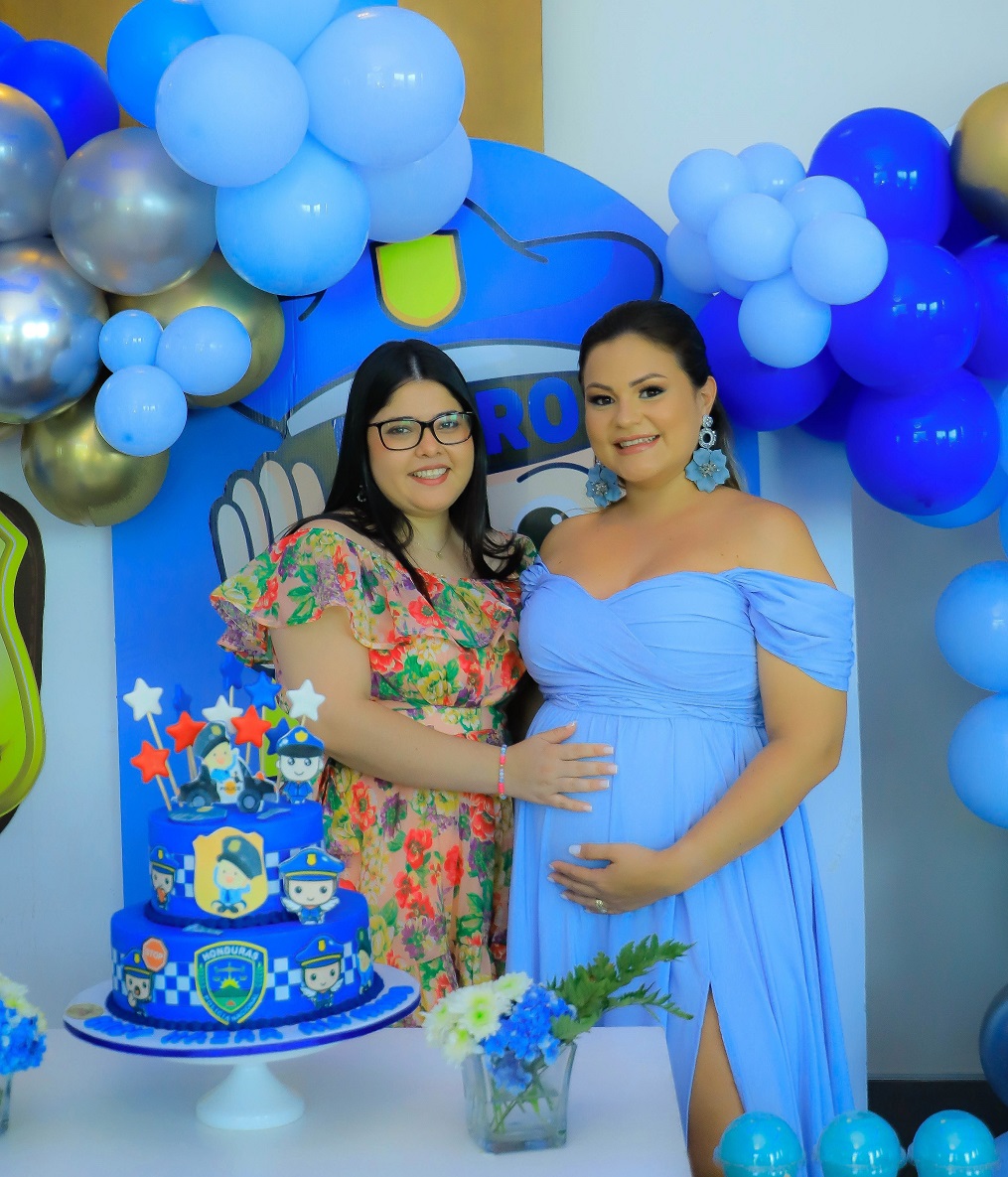 Dariana Alvarado de Nazar disfruta de su baby shower al estilo policía 