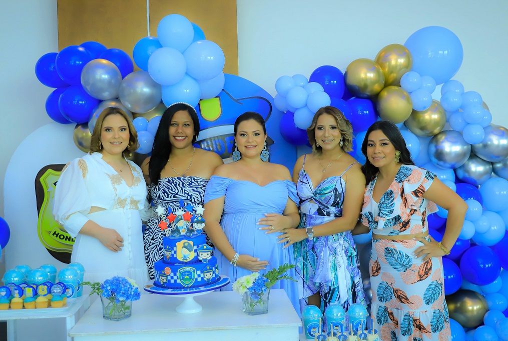 Dariana Alvarado de Nazar disfruta de su baby shower al estilo policía 