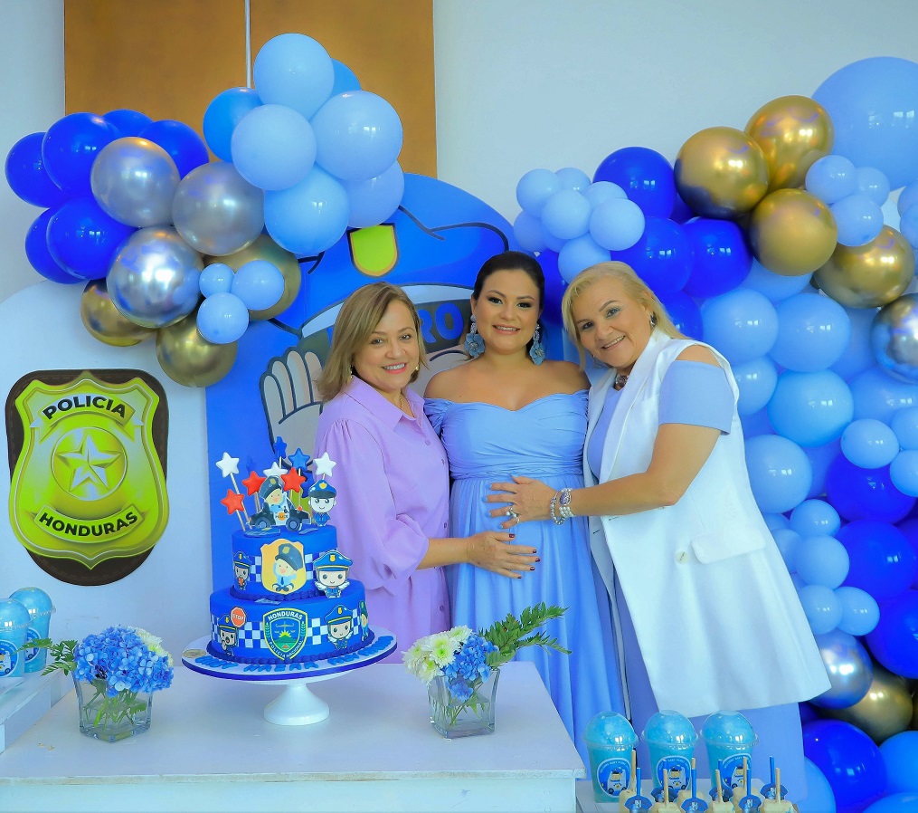 Dariana Alvarado de Nazar disfruta de su baby shower al estilo policía 