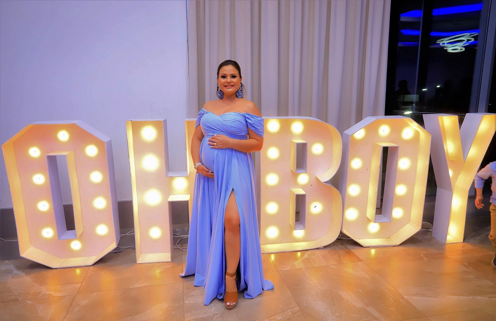 Dariana Alvarado de Nazar disfruta de su baby shower al estilo policía 