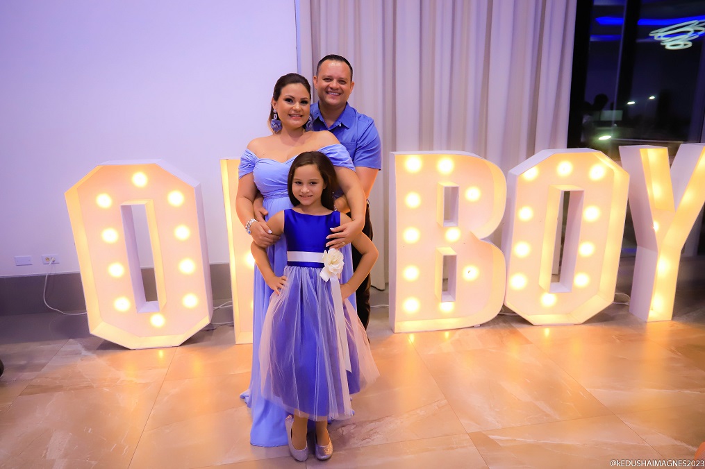 Dariana Alvarado de Nazar disfruta de su baby shower al estilo policía 