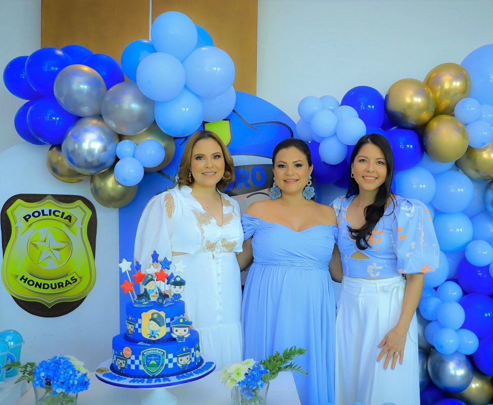 Dariana Alvarado de Nazar disfruta de su baby shower al estilo policía 