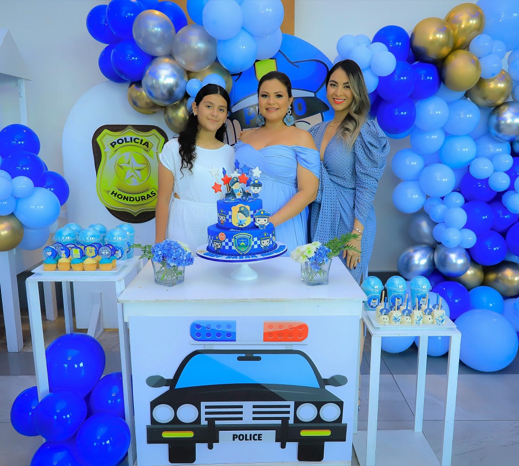 Dariana Alvarado de Nazar disfruta de su baby shower al estilo policía 