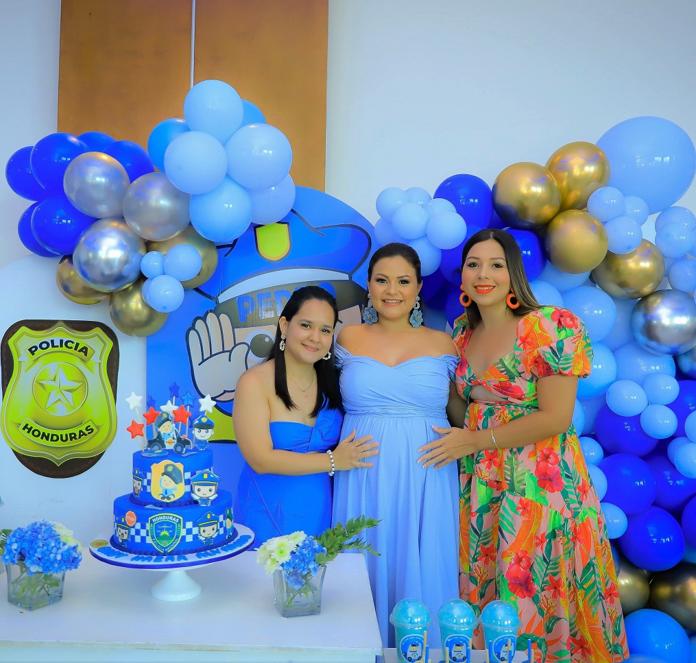 Dariana Alvarado de Nazar disfruta de su baby shower al estilo policía 