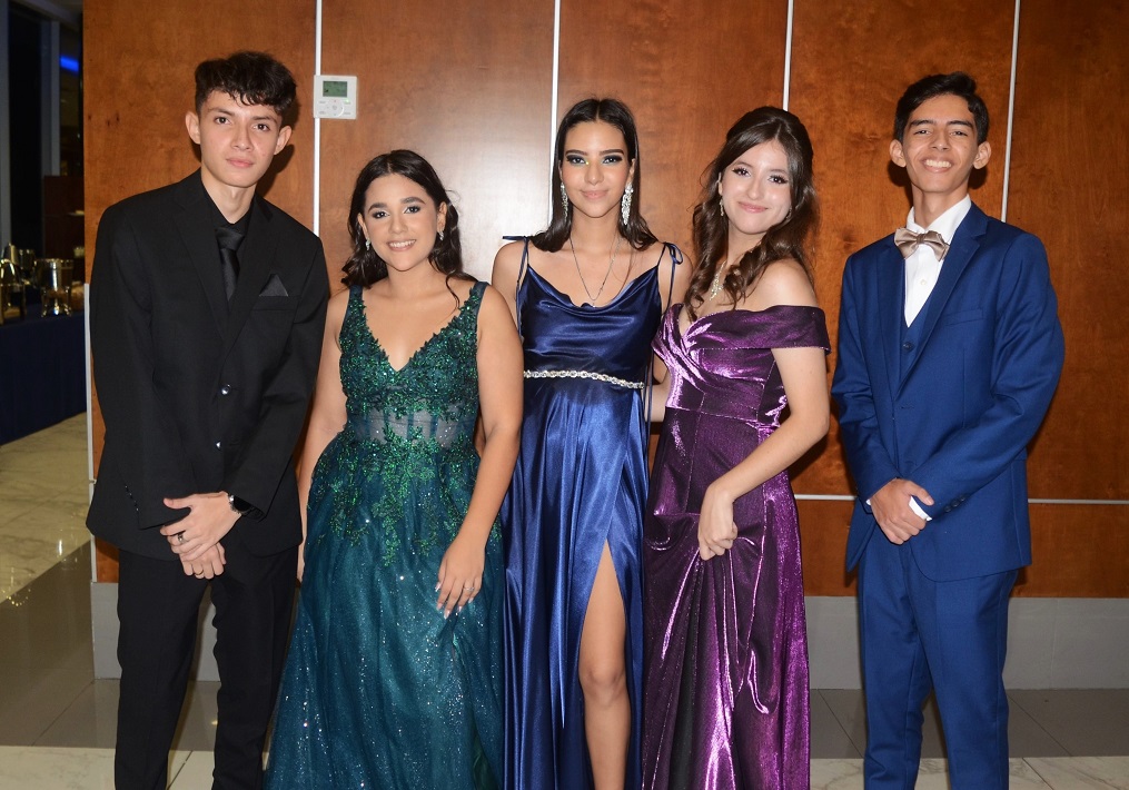 Seniors 2023 de la Escuela Bilingüe Villas del Campo disfrutan su gala de graduación