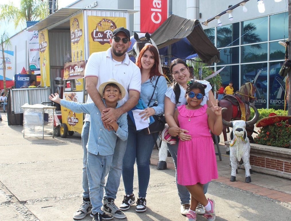 Gran ambiente se vive en primeros días de la ExpoJuniana