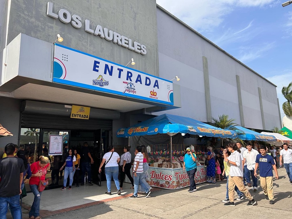 Gran ambiente se vive en primeros días de la ExpoJuniana