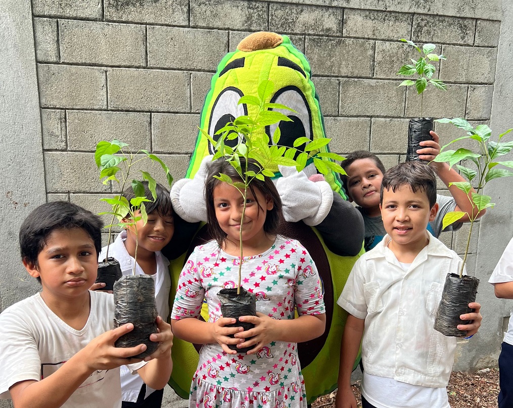 Supermercados Colonial celebró el Día del Árbol con escolares de Armenta