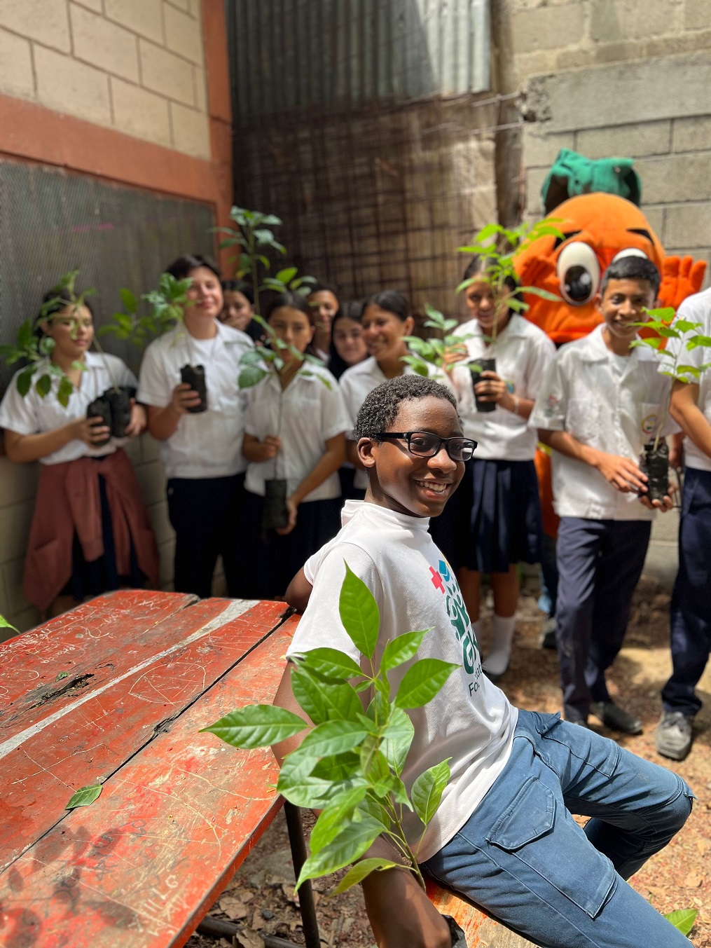 Supermercados Colonial celebró el Día del Árbol con escolares de Armenta