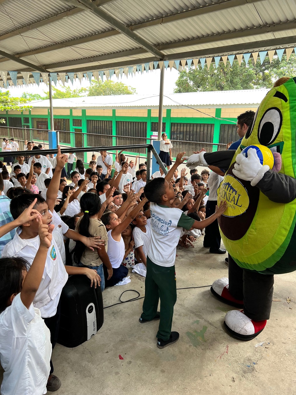 Supermercados Colonial celebró el Día del Árbol con escolares de Armenta