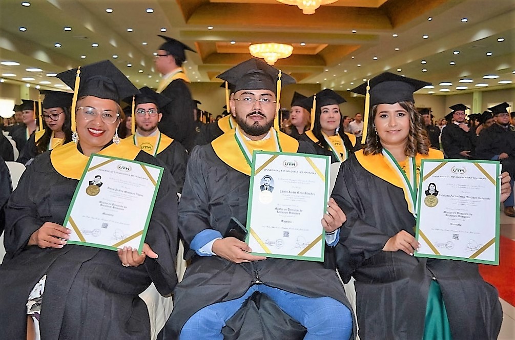 UTH celebra el éxito de la quincuagésima primera promoción de graduados