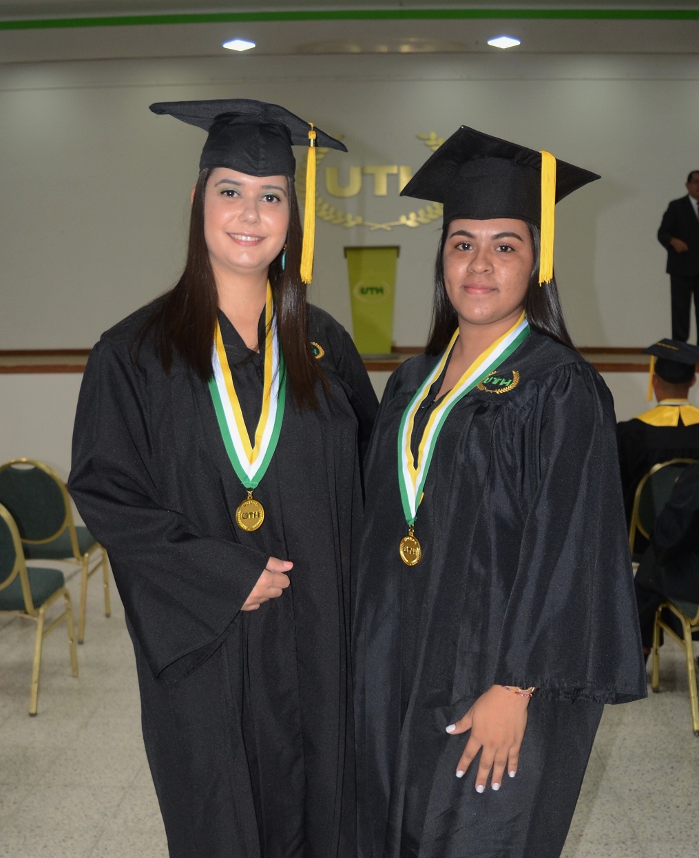 UTH celebra el éxito de la quincuagésima primera promoción de graduados