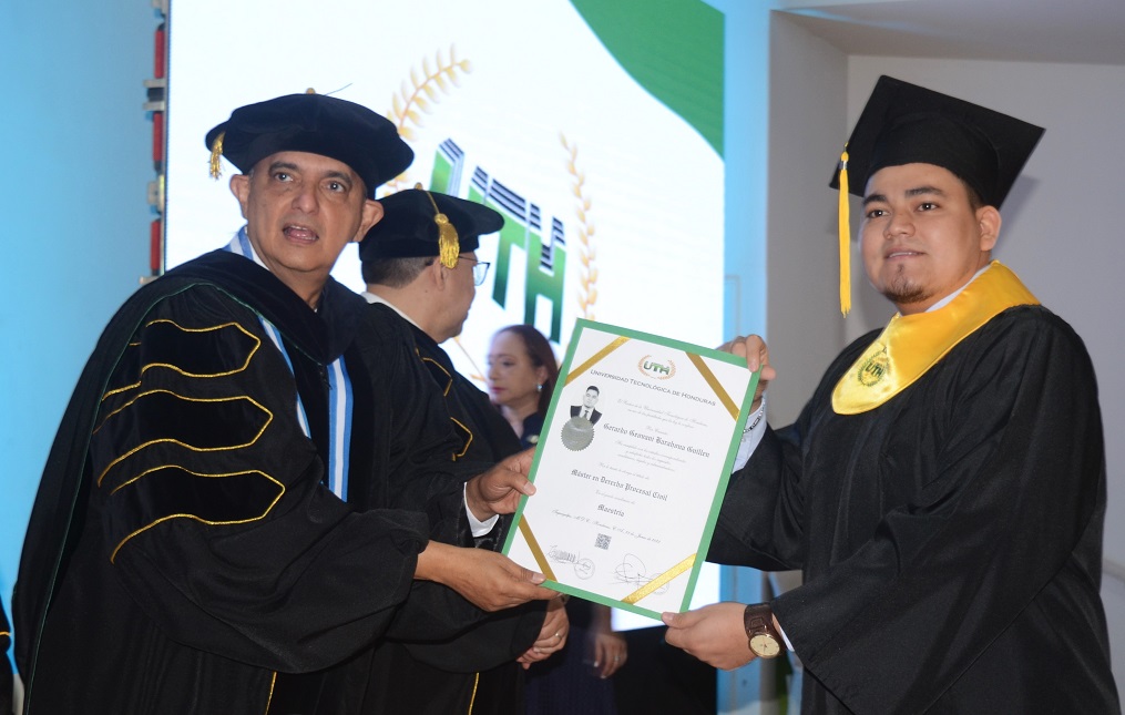 UTH celebra el éxito de la quincuagésima primera promoción de graduados