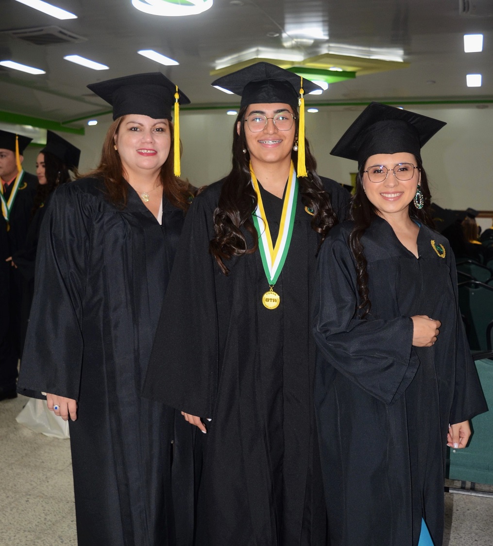 UTH celebra el éxito de la quincuagésima primera promoción de graduados