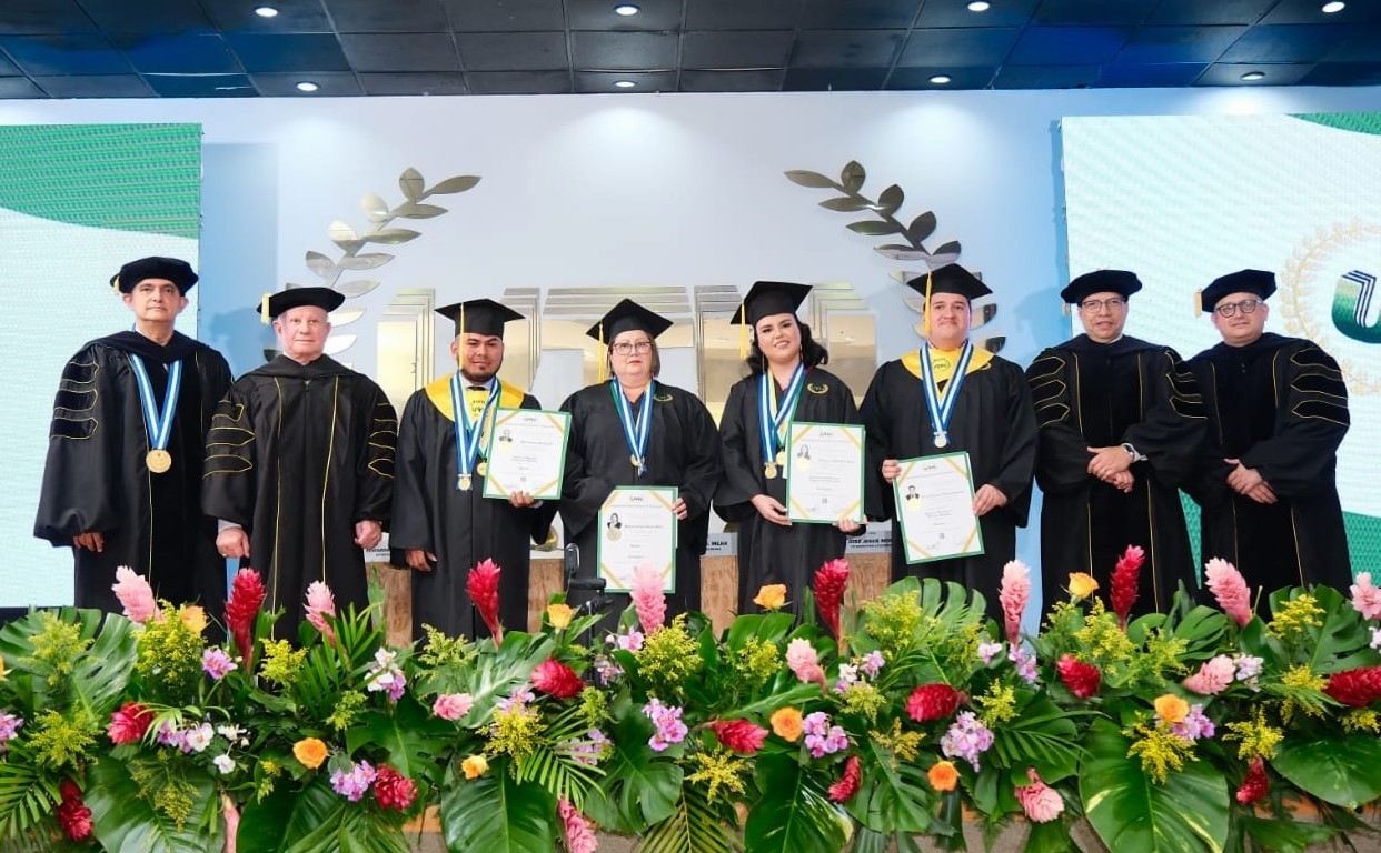 UTH celebra el éxito de la quincuagésima primera promoción de graduados