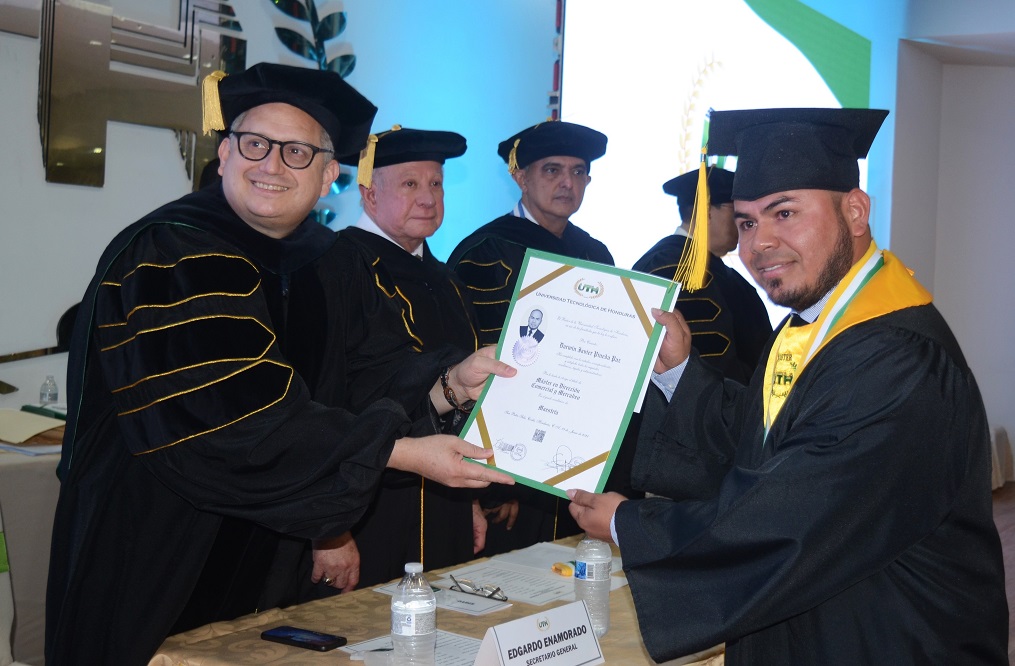 UTH celebra el éxito de la quincuagésima primera promoción de graduados