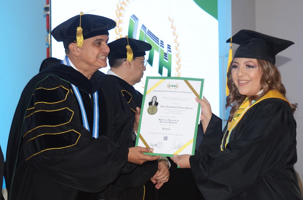 UTH celebra el éxito de la quincuagésima primera promoción de graduados