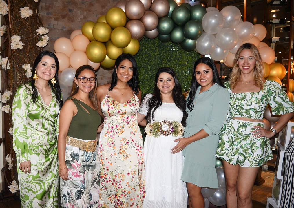 Kelly Díaz de Melgar disfruta de una adorable fiesta maternal